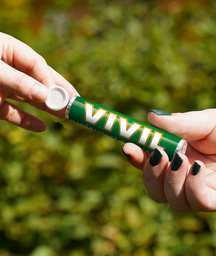 Pfefferminzpastille wird zwischen zwei Händen geteilt Pfefferminzpastille wird zwischen zwei Händen geteilt