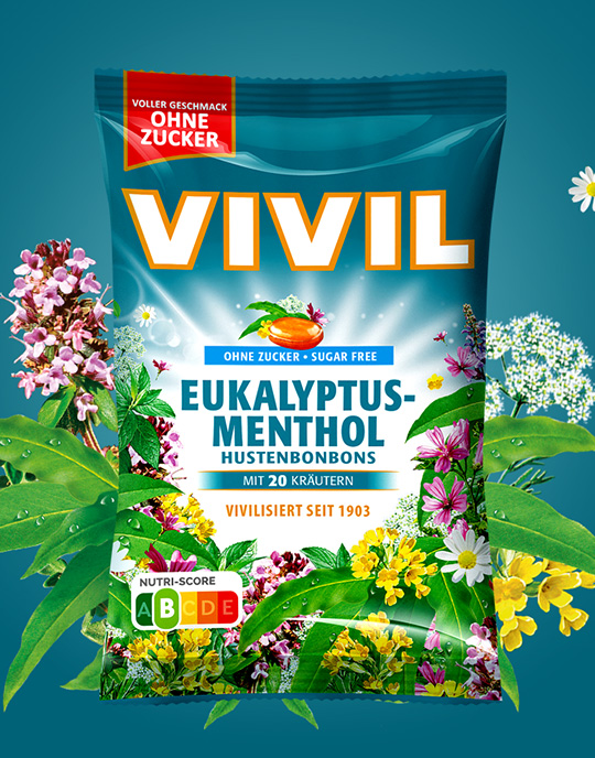 Teaser_HHMV_Euka_mobil eine blaue Packung Eukalyptusbonbons auf blauem Hintergrund und Kräutern