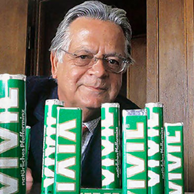 Geschichte 1962 Axel Müller-Vivil vor einigen VIVIL-Rollen